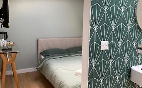 Central Ensuite Guest Unit With Ac And Free On-Street Parking